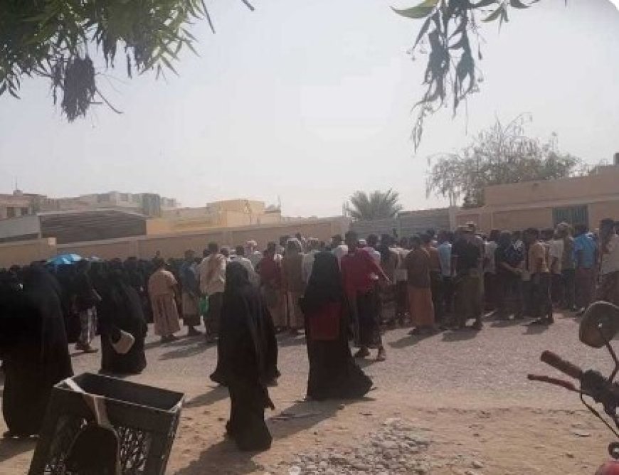 موظفين ومتعاقدين تربويين ينفذون وقفة احتجاجية في الشحر بحضرموت ...