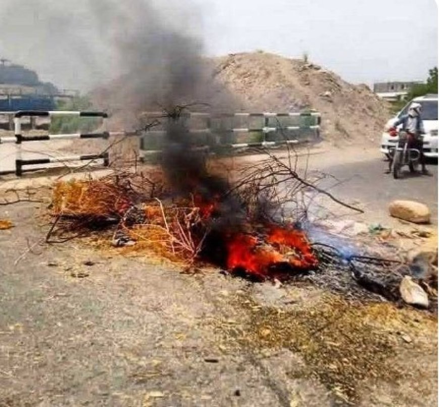 احتجاجات في جعار بسبب انقطاع الخدمات وتأخر الرواتب...