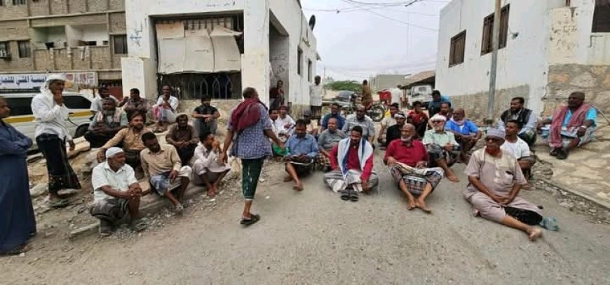 عُقّال حي الضيافة بالمكلا يفترشون الأرض أمام مؤسسة المياه.....
