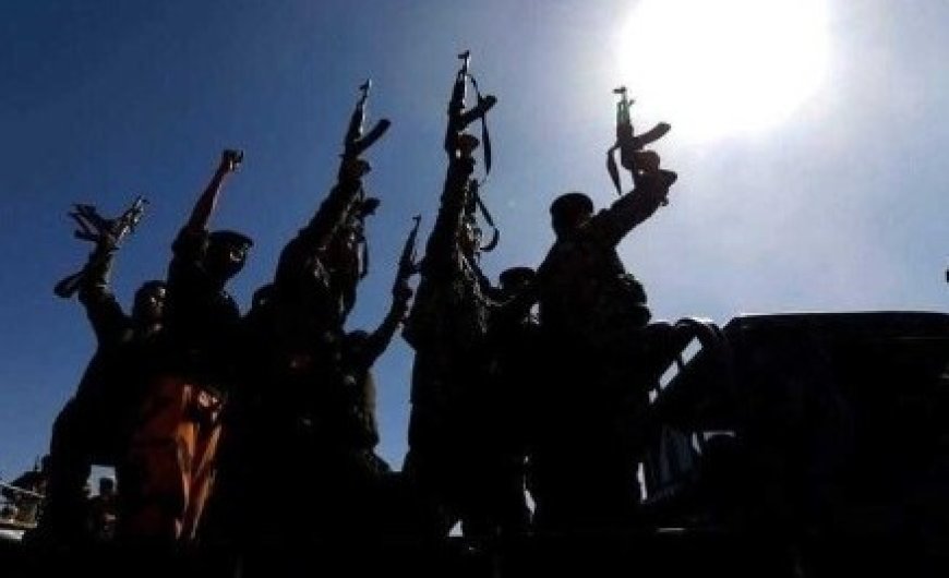 الميليشيات الحو,,ثية توقف التعاقدات الحكومية ويثيرون غضب الموظفين...