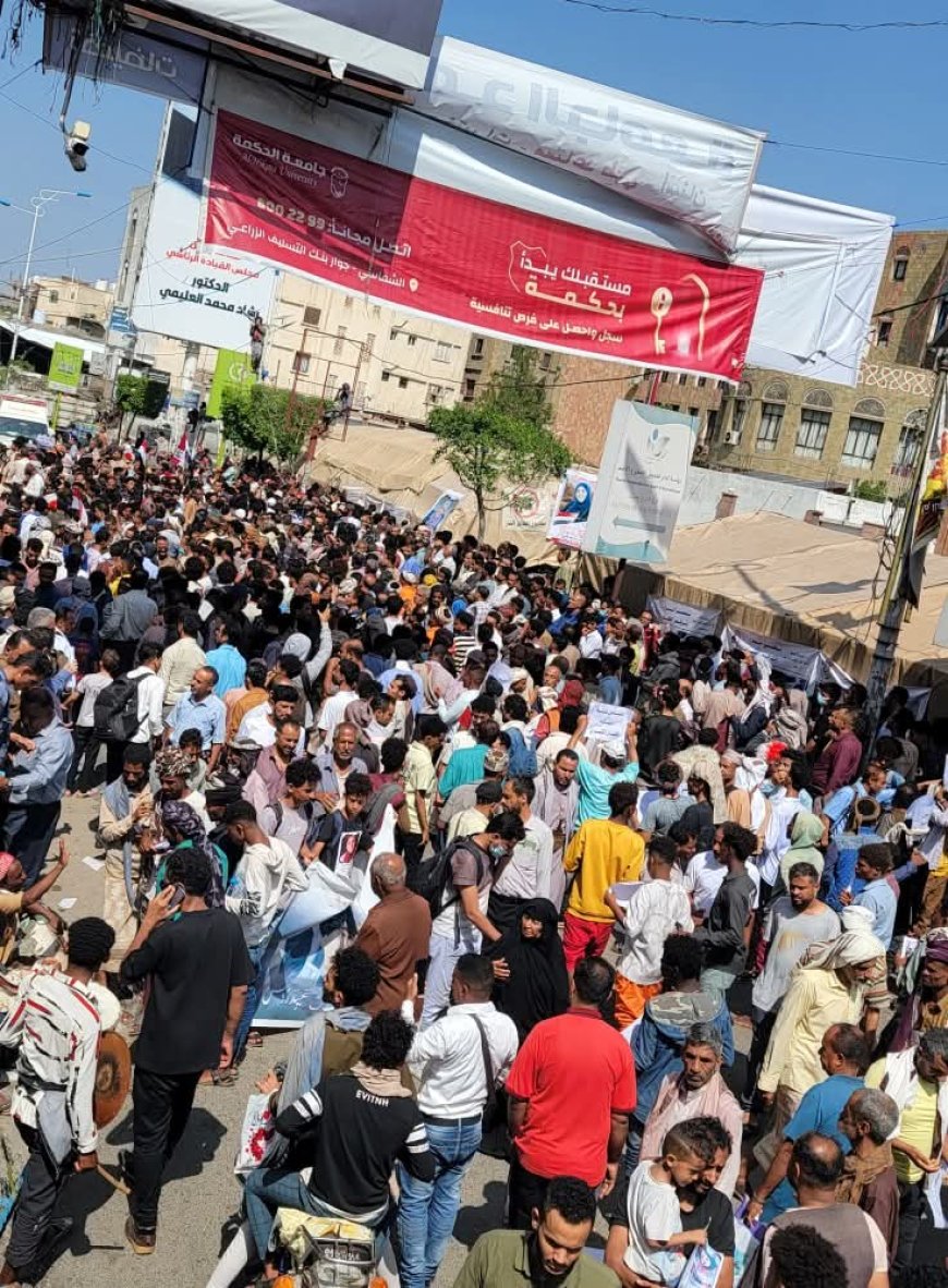 عاجل..تعز — الآلاف يتظاهرون أمام مبنى المحافظة للمطالبة بالقبض على قتلة افتهان المشهري وإقالة من يحمونهم
