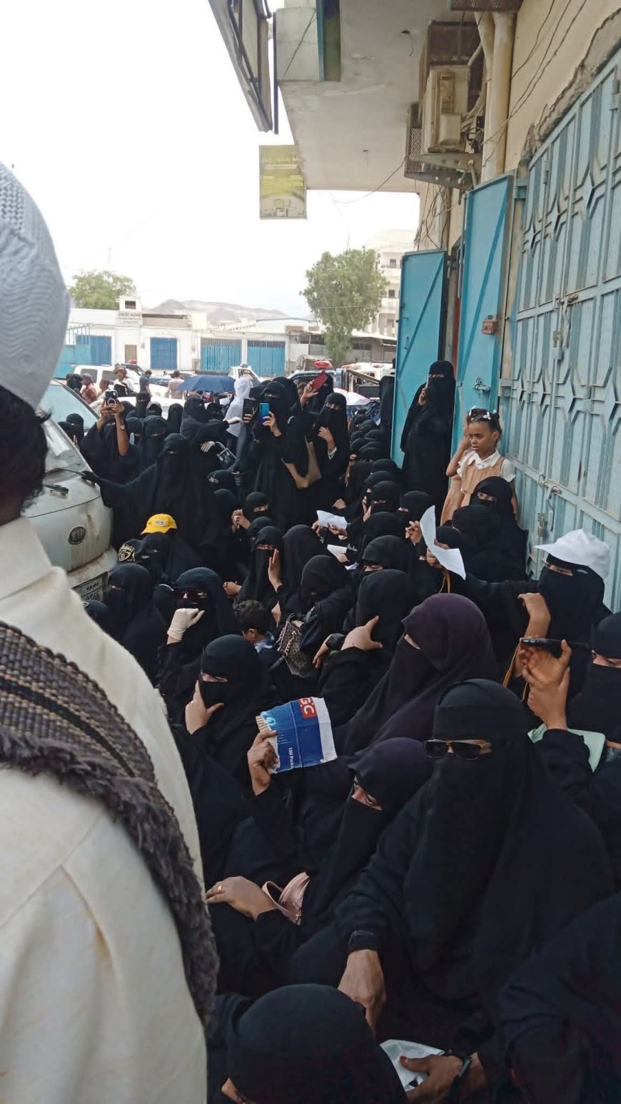 عاجل: الأمن يمنع وقفة احتجاجية للمعلمين أمام مكتب التربية بالمكلا