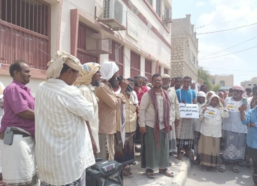 للمطالبة بمعالجة أوضاعهم معلمو ومعلمات حضرموت ينفذون وقفة احتجاجية ..