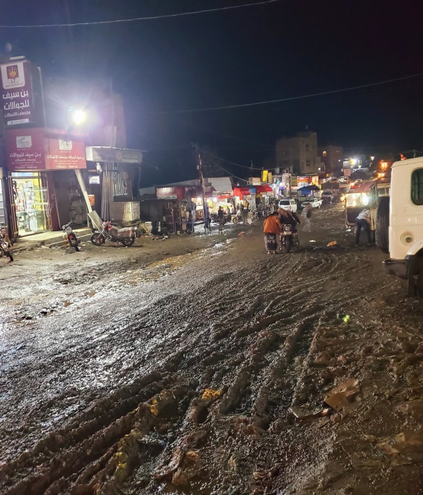 الأمطار تغرق سوق المركز في تعز وتعيق الحركة على الخط الرئيس(صورة)