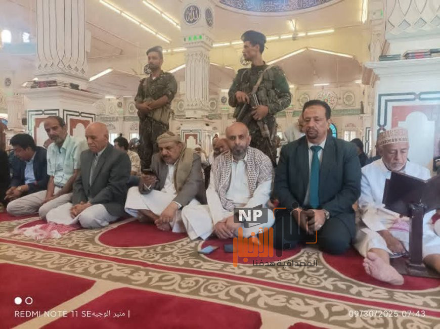 عاجل: اول صورة لوالد الشهيدة افتهان المشهري من داخل جامع السعيد بتعز استعدادا  لتشييع جثمانها