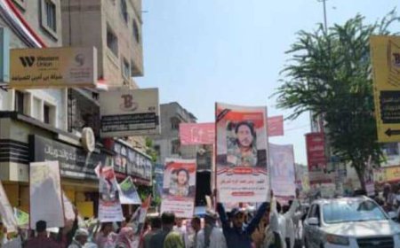 .وقفة احتجاجية للمطالبة بسرعة القبض على قتلة  صادق ناجي البركاني...