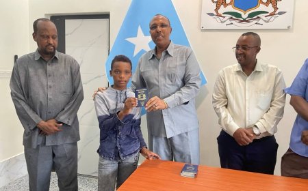السفارة الصومالية بعدن تسلم عدد من الصومالين جوازات سفر بعد إعادة تفعيل الإصدار المنقطع منذ سنوات
