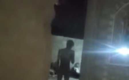 عاجل: شاب عاري الجسم من الارموا يقتحم منازل الأهالي في صبر بلحج وسط مطالبات للجهات الأمنية  بالقبض عليه(صورة)