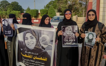 وقفة احتجاجية بمشاركة رئيسة اللجنة الوطنية للمرأة والقيادات النسوية في عدن تطالب بتحقيقات عادلة في اغتيال "إفتهان المشهري" ..