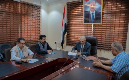 وزير المياه والبيئة يوقّع اتفاقيتين لتنفيذ مشاريع في مأرب وأبين