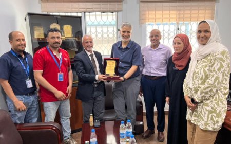 عدن..الوكيل الشبحي يكرم نائب ممثل صندوق الأمم المتحدة للسكان في بلادنا د هشام نهرو اثناء حفل وداع مشرف 