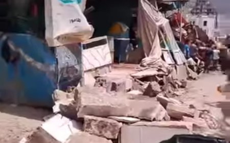 الحو...ثيين في محافظة إب  يجرفون بسطات نازحين من الحديدة......