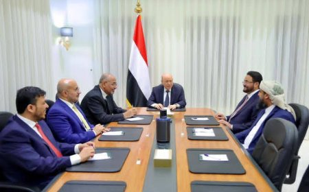 عاجل: بوجوه مبتسمة.. لقاء يجمع مجلس القيادة ويؤكد التزامه الكامل بمبدأ الشراكة في ضوء مرجعيات المرحلة الانتقالية