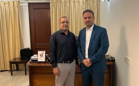 الهند..المستشار الطبي بالسفارة اليمنية يودّع الدكتور نبيل المخلافي ويهنئه بمناسبة إكماله الزمالة في جراحة وزراعة الكبد