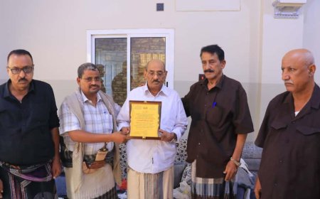 رئيس هيئة رعاية أسر الشهداء والمناضلين يكرم المناضل السفير أحمد المجيدي بدرع الهيئة في ذكرى ثورة 14 أكتوبر