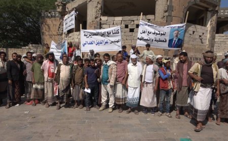 وقفة احتجاجية في قعطبة تنديدًا بتهميش الكوادر وتأييدًا لتكليف المهندس الهدالي