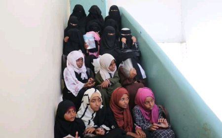 طلاب قرية النزالي في حيس جنوب الحديدة يشكون ازدحاما شديدا في مدرستهم ...