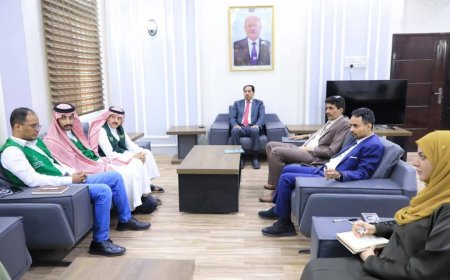 وزارة الشباب والرياضة والبرنامج السعودي يناقشان إعادة تأهيل ملعب 22 مايو بعدن  