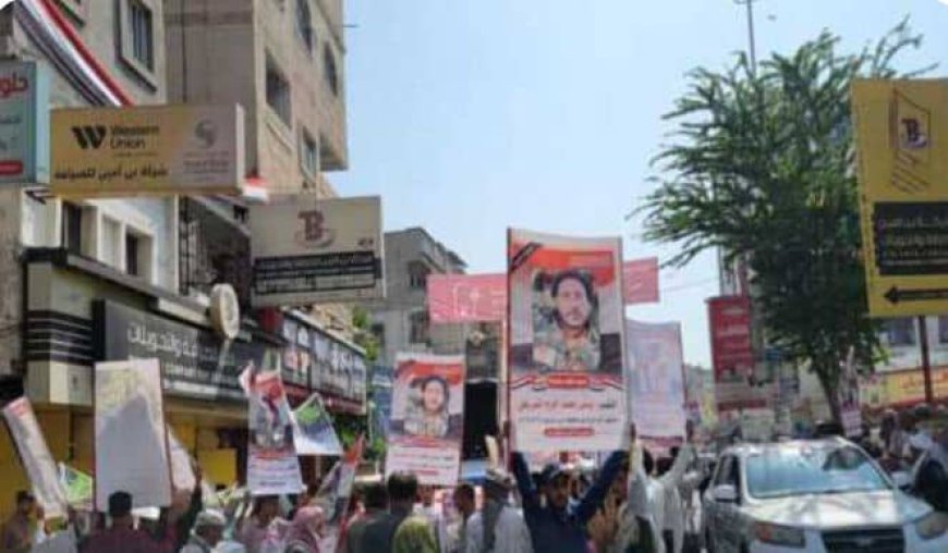.وقفة احتجاجية للمطالبة بسرعة القبض على قتلة  صادق ناجي البركاني...