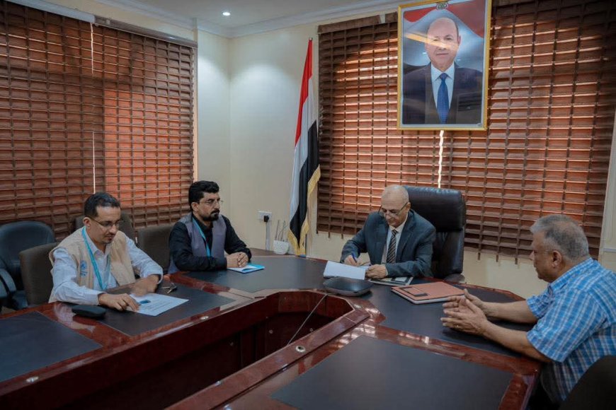 وزير المياه والبيئة يوقّع اتفاقيتين لتنفيذ مشاريع في مأرب وأبين 