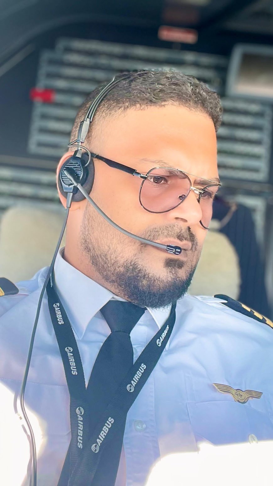 مسافرون رحلة عدن ـ جدة يثنون على حسن تعامل طاقم طائرة اليمنية 