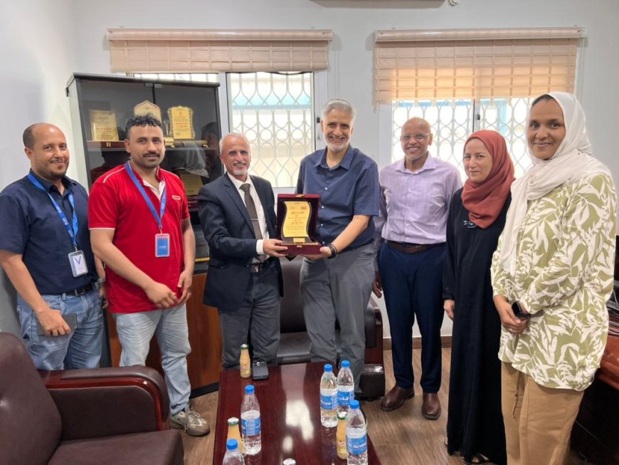 عدن..الوكيل الشبحي يكرم نائب ممثل صندوق الأمم المتحدة للسكان في بلادنا د هشام نهرو اثناء حفل وداع مشرف 