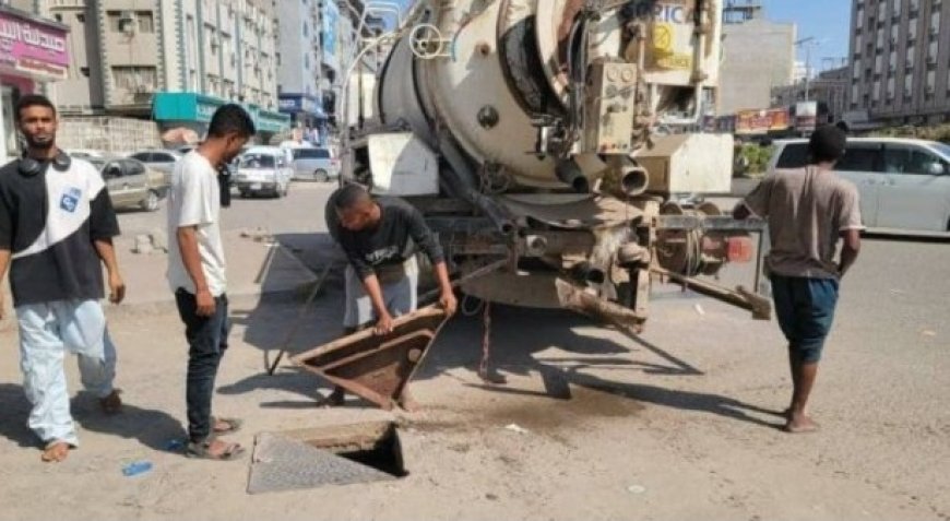 مديرية المنصورة في العاصمة عدن تنفذ حملة عاجلة لتنظيف شبكة الصرف الصحي...