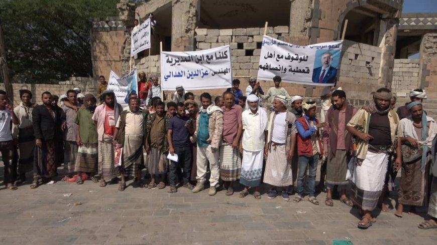 وقفة احتجاجية في قعطبة تنديدًا بتهميش الكوادر وتأييدًا لتكليف المهندس الهدالي