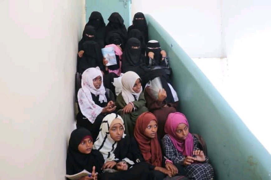 طلاب قرية النزالي في حيس جنوب الحديدة يشكون ازدحاما شديدا في مدرستهم ...