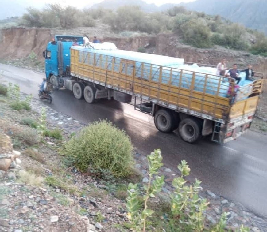 أبناء مديرية سامع  يتهمون المليشيا باستغلال طريقهم في تهريب مواد خطيرة..