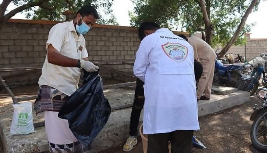 تحت شعار "النظافة تبدأ من عندك".. حملة طلابية في جامعة الحديدة لتعزيز الوعي البيئي.....