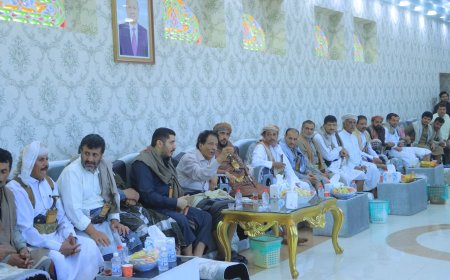 الوكيل معوضة ومشائخ ذمار يلتقون محافظ المهرة وقيادات السلطة المحلية والأجهزة الأمنية والعسكرية