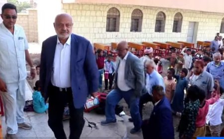 محافظ الحديدة يزور مدرسة الطليعة بالخوخة ويكرم الأستاذ حسن خان....