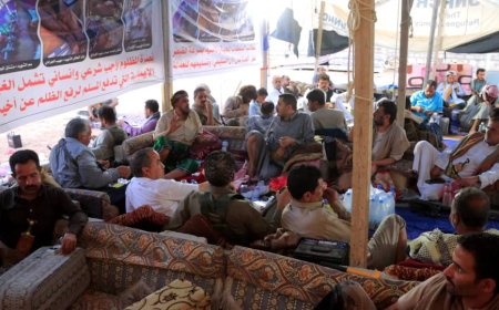 الوكيل محمد معوضة يستقبل الشيخ محمد كده في مخيم الاعتصام بمدينة الغيضة