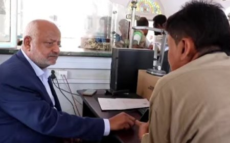 محافظ الحديدة يتفقد سير العمل في مصلحة الأحوال المدنية بالخوخة...