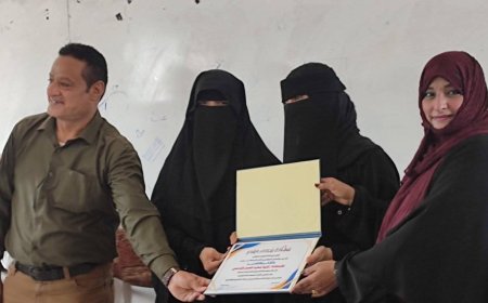 الأستاذة تقية سعيد تتألق في تعليم لغة الإشارة وتحظى بتقدير المعهد العالي للمعلمين بعدن