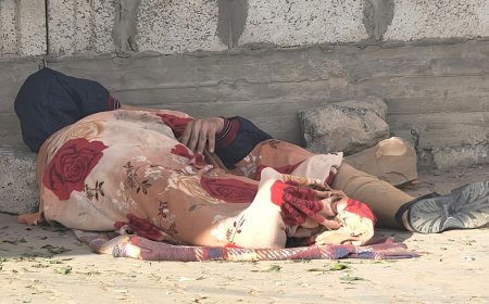 مشهد مؤلم يُوجع القلوب قبل العيون:"جريح الحرب ينام فوق الرصيف.. بينما القيادات في الفنادق الفاخرة(صورة)