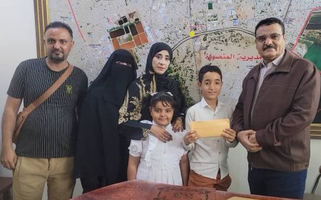 مدير عام المنصورة يكرم الطالب "رشيد أحمد" الفائز في مسابقة الأغنية الوطنية بمدارس المديرية...