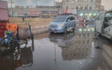 طفح الصرف الصحي يحاصر سوق شمسان بعدن… ومطالبات عاجلة بالتدخل(صورة)