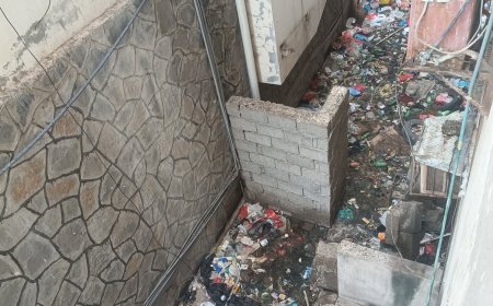 الناشط السياسي عارف ناجي علي يطرح سؤالًا محرجا: لماذا تُنَظَّف المحلات وتُهمَل العمائر السكنية في المعلا عدن (صور)