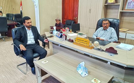 الوكيل الفني بمحافظة المهرة يلتقي مدير صندوق صيانة الطرق لبحث ملفات الطرق المتضررة