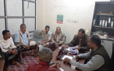 مدير عام قعطبة بكر الشاعري يبحث سبل بدء العمل في مشروع مجاري المركزي وادي شداد بمدينة قعطبة