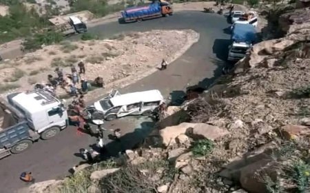 عاجل:5 وفيات و10 مصابين في انقلاب باص هيس على خط تعز – عدن