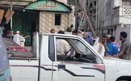 سيارة تصدم برميل وبيّارة وكانبة دفعة واحدة في منصورة عدن(صورة)