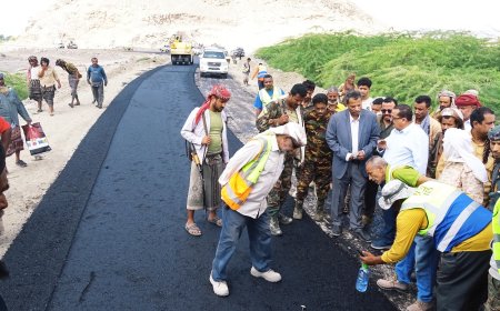 محافظ أبين يدشن أعمال سفلتة طريق الحصن سد حسان باستخدام أول خلاطة أسفلتية بمنظومة الفلر صديقة للبيئة