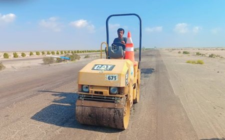 الشركة الكندية "O M" تواصل أعمال معالجة الحفَر بالخلطة الأسفلتية الساخنة من موقع الخلاطة الأسفلتية الحديثة إلى نقطة العَلَم