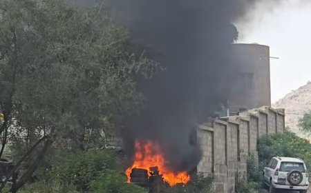 عاجل:بسبب غريب..حريق يلتهم جزءا من سور مجمع حكومي في تعز(صورة )