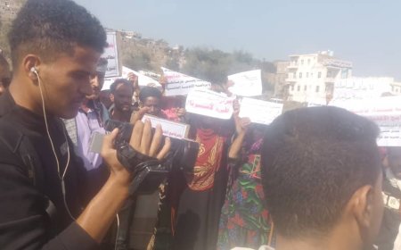 تعز.مظاهرات في جبل حبشي تطالب برنامج الغذاء العالمي بإعادة المساعدات الغذائية ..