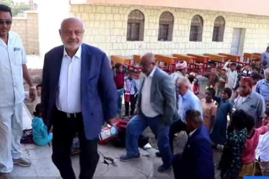 محافظ الحديدة يزور مدرسة الطليعة ويكرم الأستاذ حسن خان تقديرًا لجهوده التعليمية