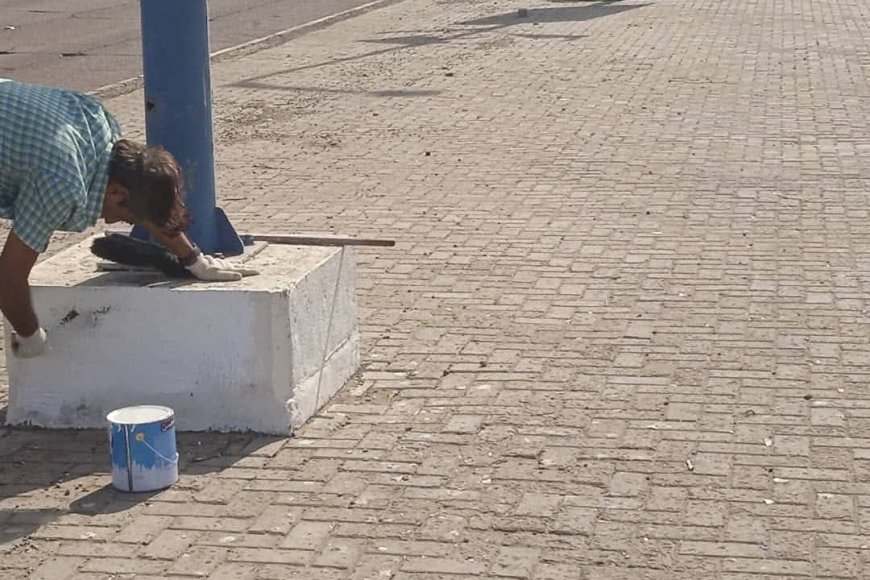 صندوق النظافة في عدن يستعيد جمال الخط البحري بإزالة كتابة "فطوم"